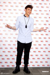 组图：潘玮柏活动亲吻女婴 小Baby企图挣脱