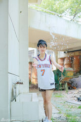 组图：武大女神微博走红 清新甜美运动风