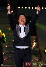 组图：韩星Psy奔波参加各种活动 粉丝赞“鸟叔”讲义气