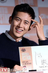 组图：韩星高修举行粉丝见面会 婚后依然风度翩翩