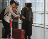 组图：黄圣依厚外套搭长裙 裙角飘飘淑女有型