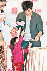 组图：李治廷出席代言活动 透露小时候顽皮成性