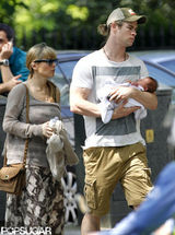 组图：“雷神”二度当爹 锤哥甘做奶爸爱抱娃