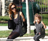 组图：杰西卡-阿尔芭与女儿一同荡秋千现甜蜜瞬间