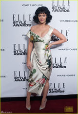 组图：水果姐穿花裙现身风尚大典 半裸性感香肩