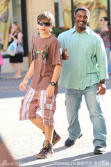 组图：杰克逊子女轻松逛街 帕丽斯穿老爸头像T恤