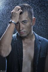 组图：陈龙登新年开年刊封面 展成熟儒雅