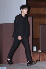 独家高清：金在中林时完帅气宣传《Triangle》