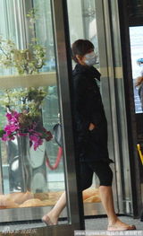 幻灯图：徐静蕾口罩遮面保距离 黄立行悠闲漫步