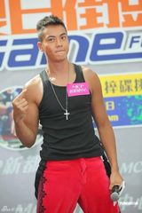 组图：陈伟霆变身打碟DJ 热舞助阵搓碟大赛