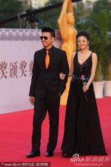 组图：《给野兽献花》亮相百花红毯 安以轩秀乳沟
