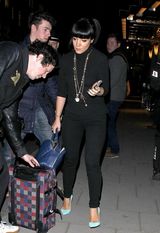 组图：莉莉-艾伦伦敦黑衣夜行 挂件显时尚范儿