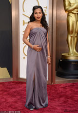 组图：凯莉-华盛顿灰色缎面礼服幸福准妈咪