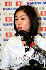 组图：金妍儿举行新闻发布会回应退役传闻