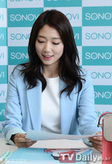 组图：朴信惠亮相粉丝签名会 大展性感美腿