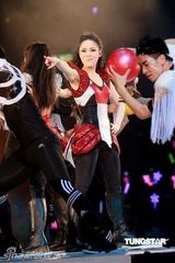 幻灯图：Twins开唱花样百变 好友容祖儿登台助阵