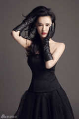 组图：莫小棋登时尚杂志封面化身暗夜精灵