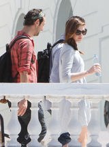 组图：安妮-海瑟薇与男友泳池嬉戏 甜笑热吻