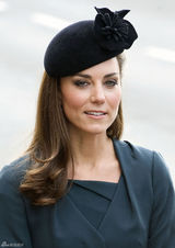 高清图：英国王妃凯特和伊丽莎白女王现身大学