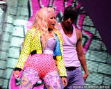 组图：麻辣鸡个唱粉丝强行上台 与保镖激烈扭打