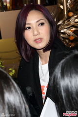 组图：杨千嬅圆润亮相否认怀孕 笑言开心到胖