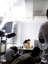 幻灯：邓健泓为新歌拍MV 搂两女高呼大受欢迎