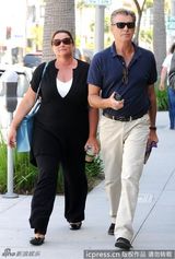 组图：布鲁斯南街拍曝光 黑超遮面彰显成熟魅力