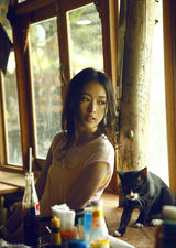 组图：童瑶全新写真化身时尚森女 玩转异国城市魔方