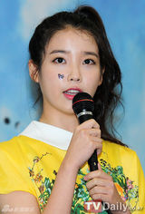 组图：IU小清新装束亮相粉丝签名会