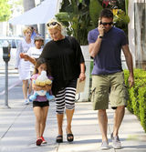 高清组图：休-杰克曼全家出行 金刚狼帅气依旧