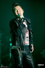 组图：孙楠无锡演唱会秀才艺 张靓颖亮相再现海豚音