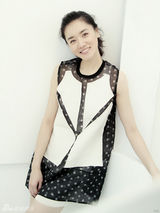 组图：邢宇菲登杂志展雪样美肌 显自然气质