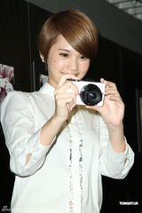 组图：杨丞琳办摄影展 有意买地孝敬母亲