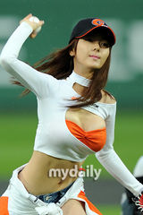 组图：韩模尹胜雅为棒球赛开球 爆乳装性感火辣