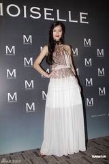 组图：陈慧琳蕾丝装优雅 徐濠萦单肩裙配皮手套