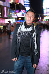 组图：“文艺帅大叔”郭涛纽约街拍熟男魅力