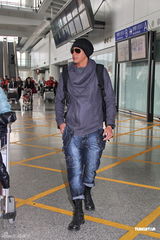 组图：何润东由日本安全抵港 谈遇震心有余悸