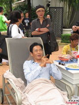 组图：周润发澳门拍片坐躺椅抽雪茄似大爷