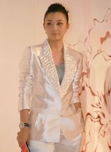 幻灯图集：殷桃知性形象亮相 大方分享彩妆经验