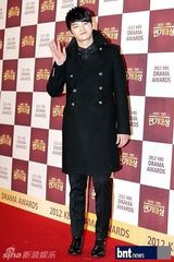 组图：文彩元朴信惠等盛装亮相演技大赏红毯