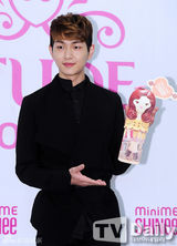 组图：SHINee帅气出席新香水发布会