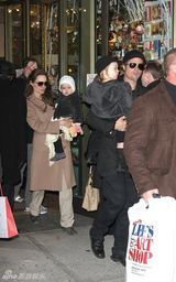 组图：皮特朱莉携双胞胎现身 两岁小儿粉嫩可爱