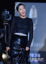 组图：赵敏秀黑色蕾丝长裙亮相 真空上阵露美背