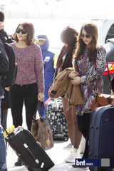 组图：少女时代等赴巴黎出演《音乐银行》亮相机场