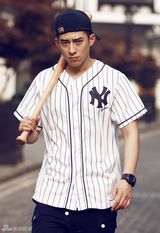 组图：鲁诺潮范写真 棒球衫活力十足