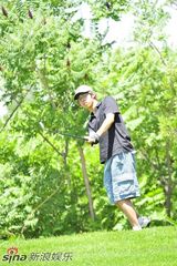 朱时茂携英俊儿子现身明星高球赛