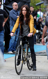 组图：梅根-福克斯现身片场身材微胖