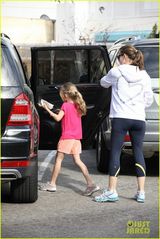 组图：小本妻女现身披萨聚会 穿着随性惬意