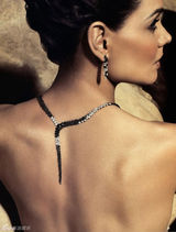 高清图：阿汤嫂凯蒂-赫尔姆斯饰品写真高贵神秘