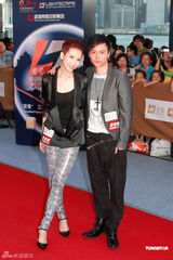 幻灯组图：蔡少芬张晋搭肩亮相 笑称天热先不造人